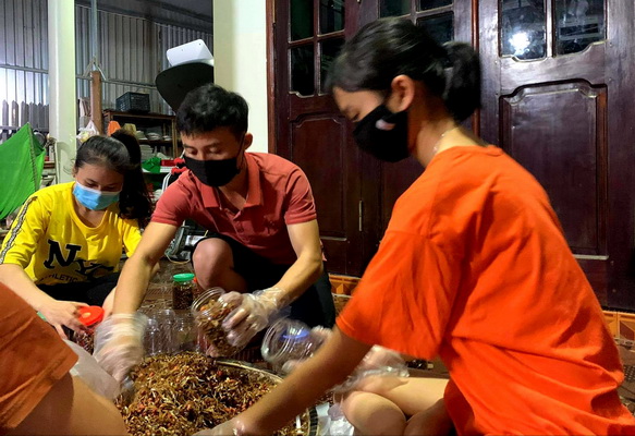 Nhóm từ thiện làm buổi tối để tránh thời tiết nắng nóng.